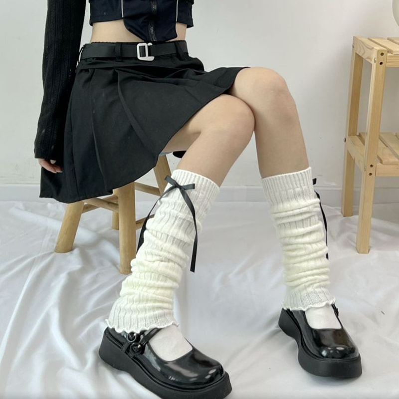 日本の黒と白の山の靴下