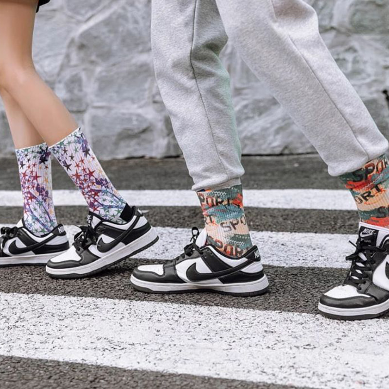 春と夏の靴下、男性用の長い靴下、女性用ミッドソール、ヨーロッパとアメリカのストリートスポーツ、カップルの綿の靴下、グラフィティトレンディソックスの3D印刷技術 春と夏の靴下、男性用の長い靴下、女性用ミッドソール、ヨーロッパとアメリカのストリートスポーツ、カップルの綿の靴下、グラフィティトレンディソックスの3D印刷技術