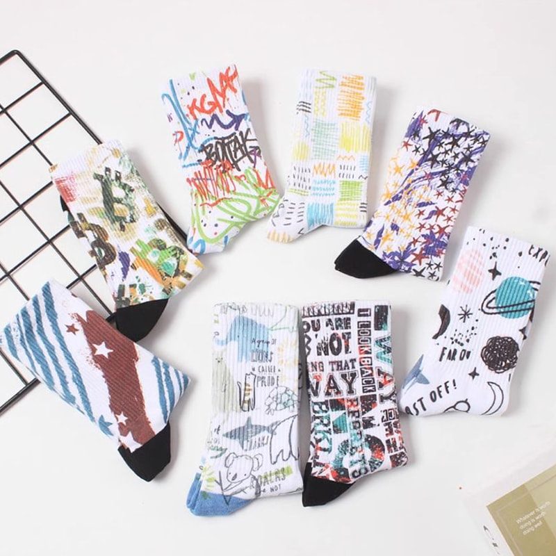 春と夏の靴下、男性用の長い靴下、女性用ミッドソール、ヨーロッパとアメリカのストリートスポーツ、カップルの綿の靴下、グラフィティトレンディソックスの3D印刷技術 春と夏の靴下、男性用の長い靴下、女性用ミッドソール、ヨーロッパとアメリカのストリートスポーツ、カップルの綿の靴下、グラフィティトレンディソックスの3D印刷技術